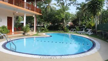 Una piscina al aire libre