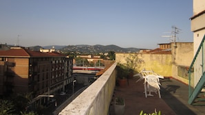 A rooftop terrace with a view of the city and hills. - Iris Florentina (Florence)