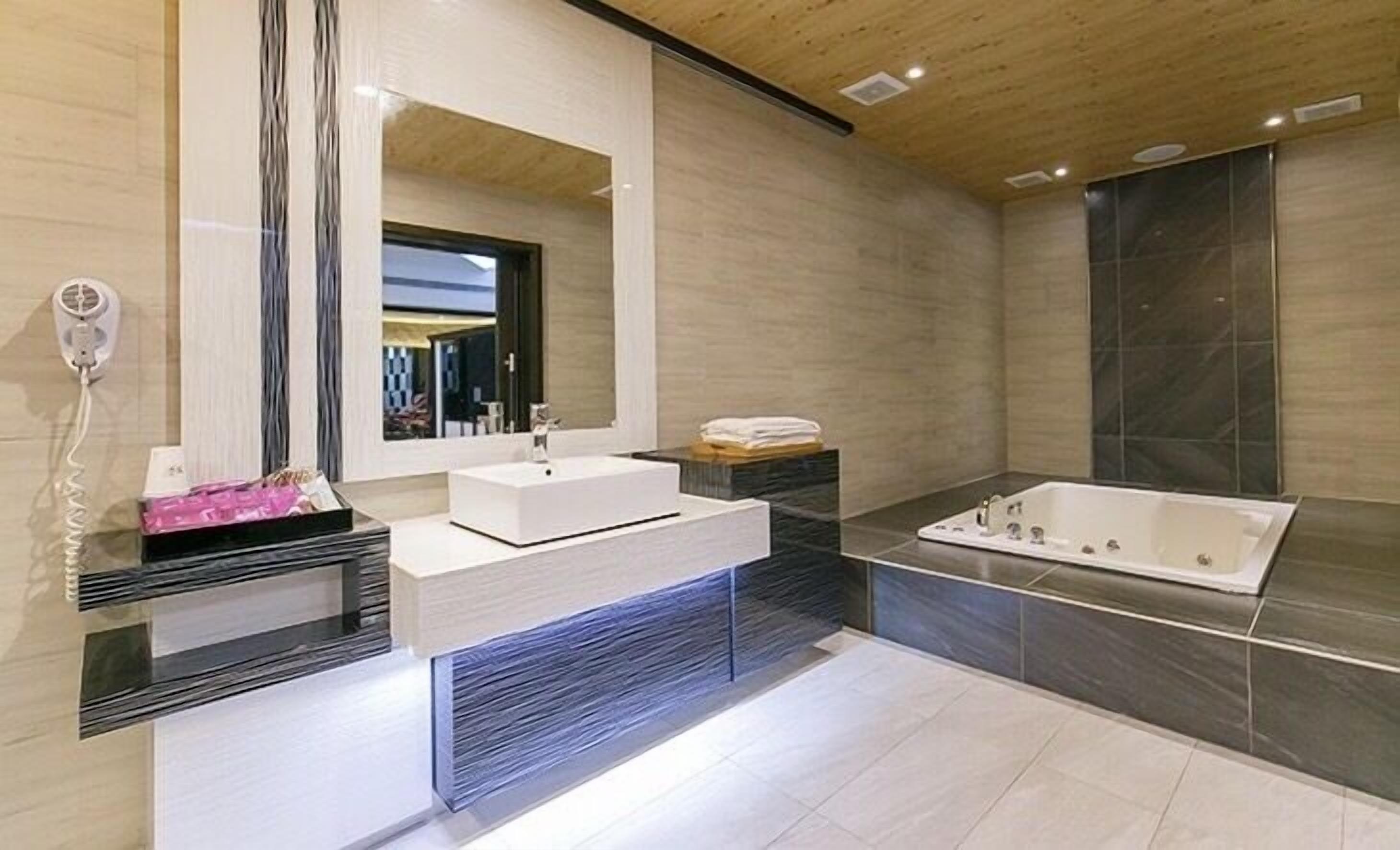 design double room (run of house, without massage chair) | bathroom | combined shower/bathtub, rainfall showerhead, free toiletries