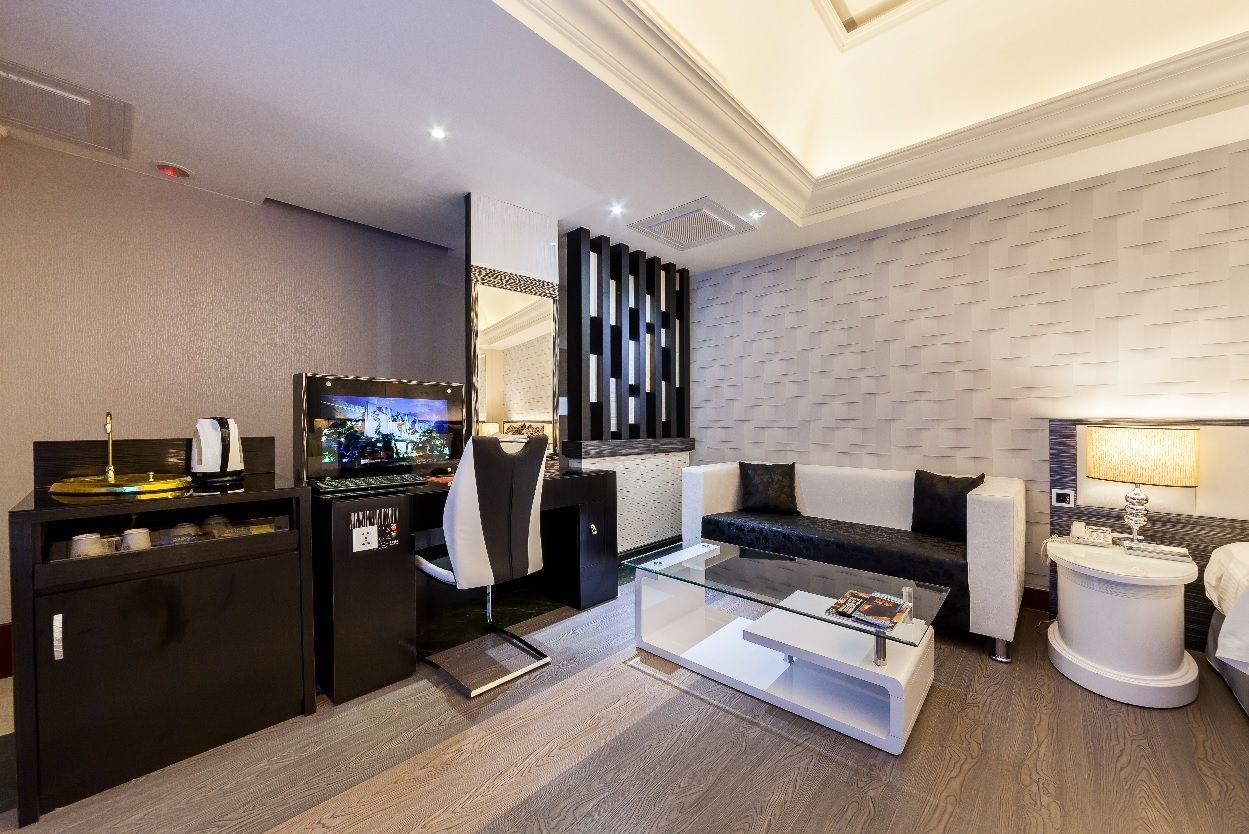 luxury suite | living area | plasma tv