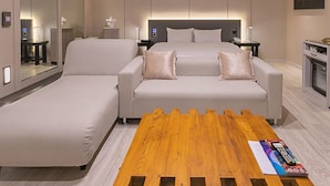 Phòng đôi có thiết kế đặc sắc (Run of house, with massage chair) | Bộ đồ giường cao cấp, chăn bông, minibar với thức uống miễn phí 