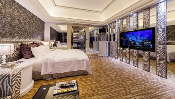 Phòng Suite Cao cấp | Bộ đồ giường cao cấp, chăn bông, minibar với thức uống miễn phí 