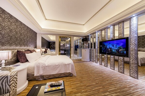 Luxury Suite | Premium bedding, down comforters, free minibar, soundproofing - Soho Motel (Taoyuan City)