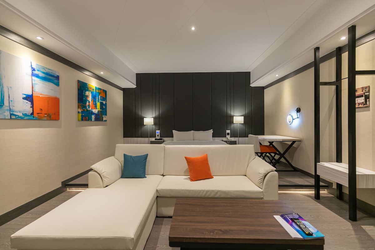 Habitación doble de diseñador (Run of house, without massage chair) | Ropa de cama de alta calidad, edredón y artículos del minibar gratis