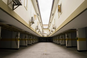 Quarto superior (Drive-in Loft) | Roupas de cama premium, frigobar, cofres nos quartos, escrivaninha