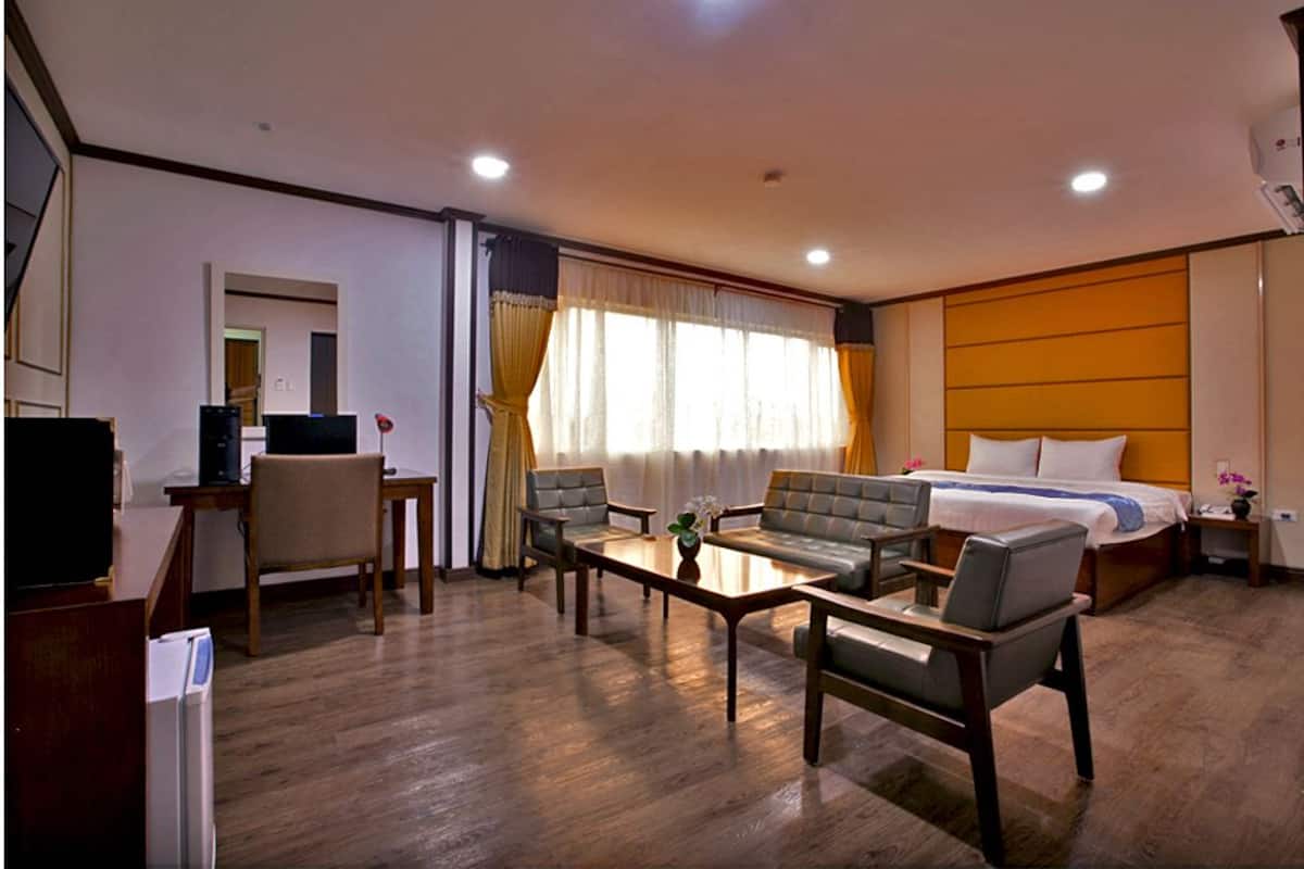 Business Room, Non Smoking | 高級寢具、迷你吧、客房內保險箱、書桌