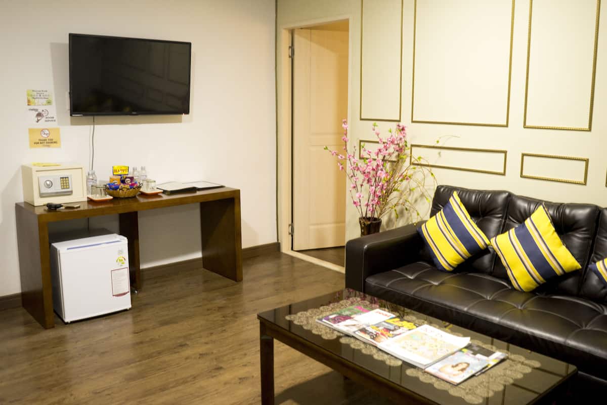 VIP Family Suite, Non Smoking | Khu phòng khách | TV LED 32-inch có truyền hình vệ tinh, TV