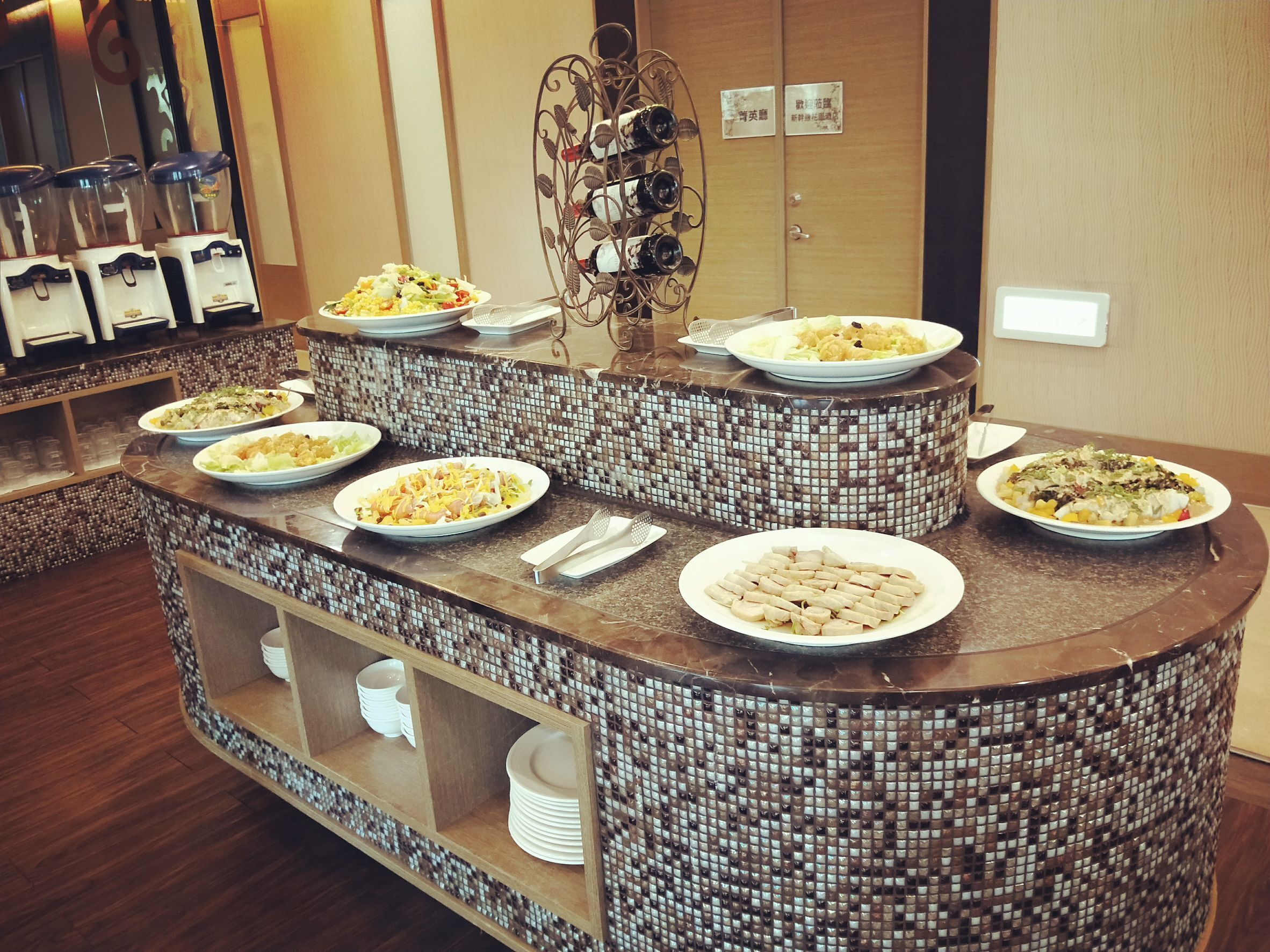 lunch and dinner served, chinese cuisine