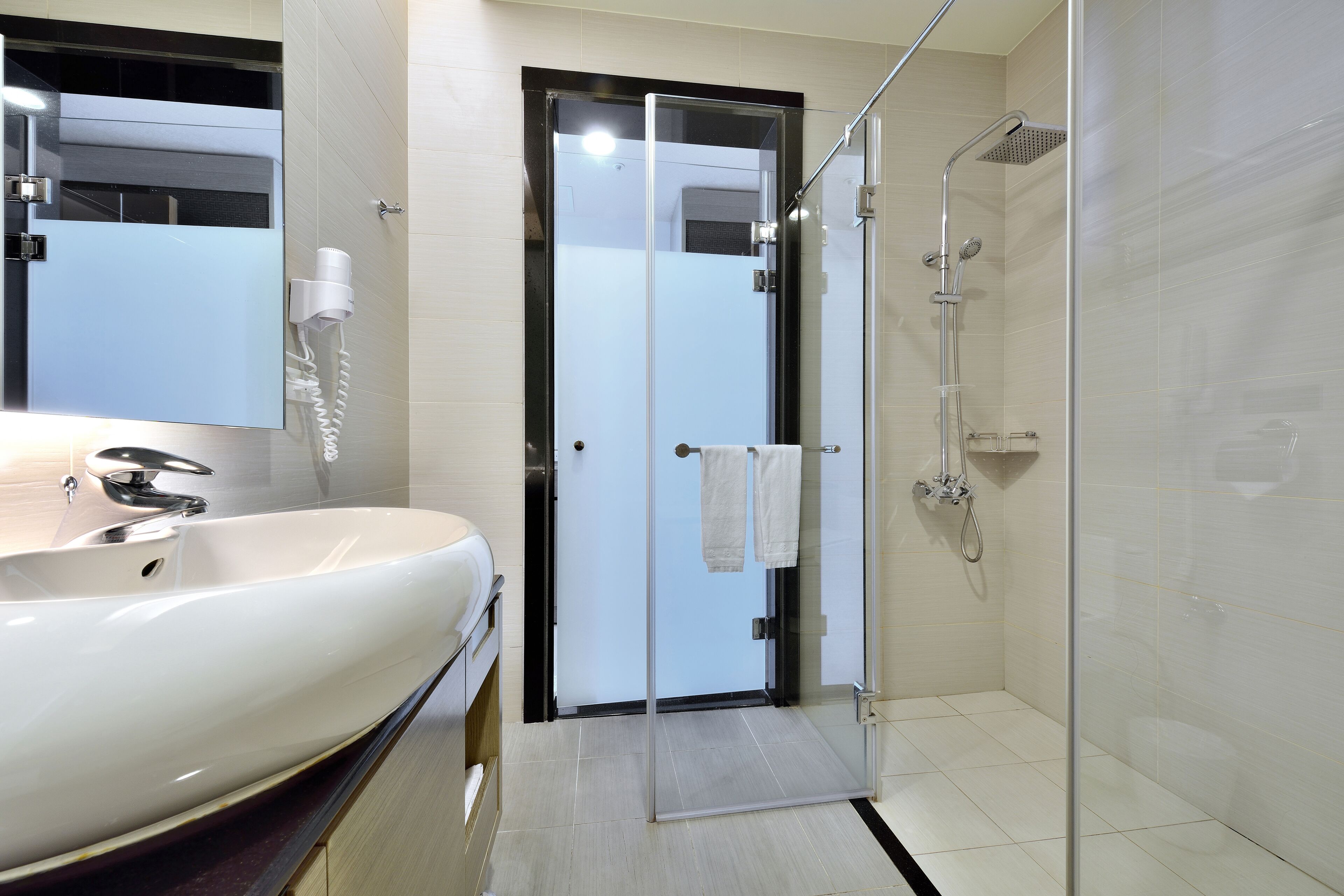 separate bathtub and shower, deep-soaking bathtub, free toiletries