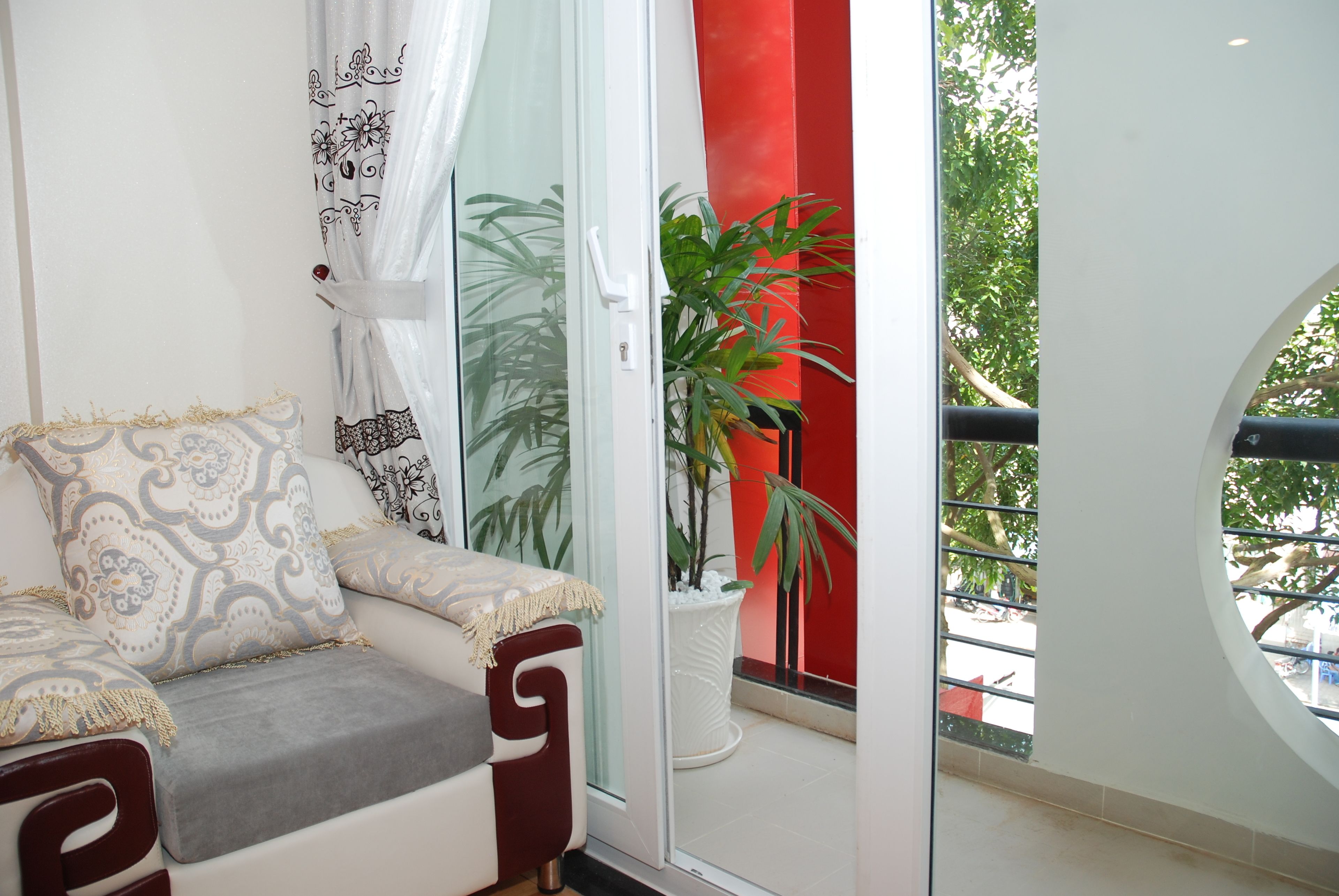 vip deluxe room | living area | 32-inch lcd tv with cable channels, tv