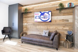 Superior Apartment (Excl. 215 EUR cleaning fee) | Living area | LCD TV - AvenidA Style Appartments by Alpin Rentals -incl Summercard (Kaprun)