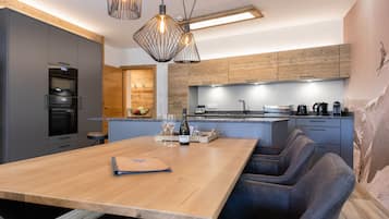 Superior Apartment (Excl. 215 EUR cleaning fee) | In-room dining