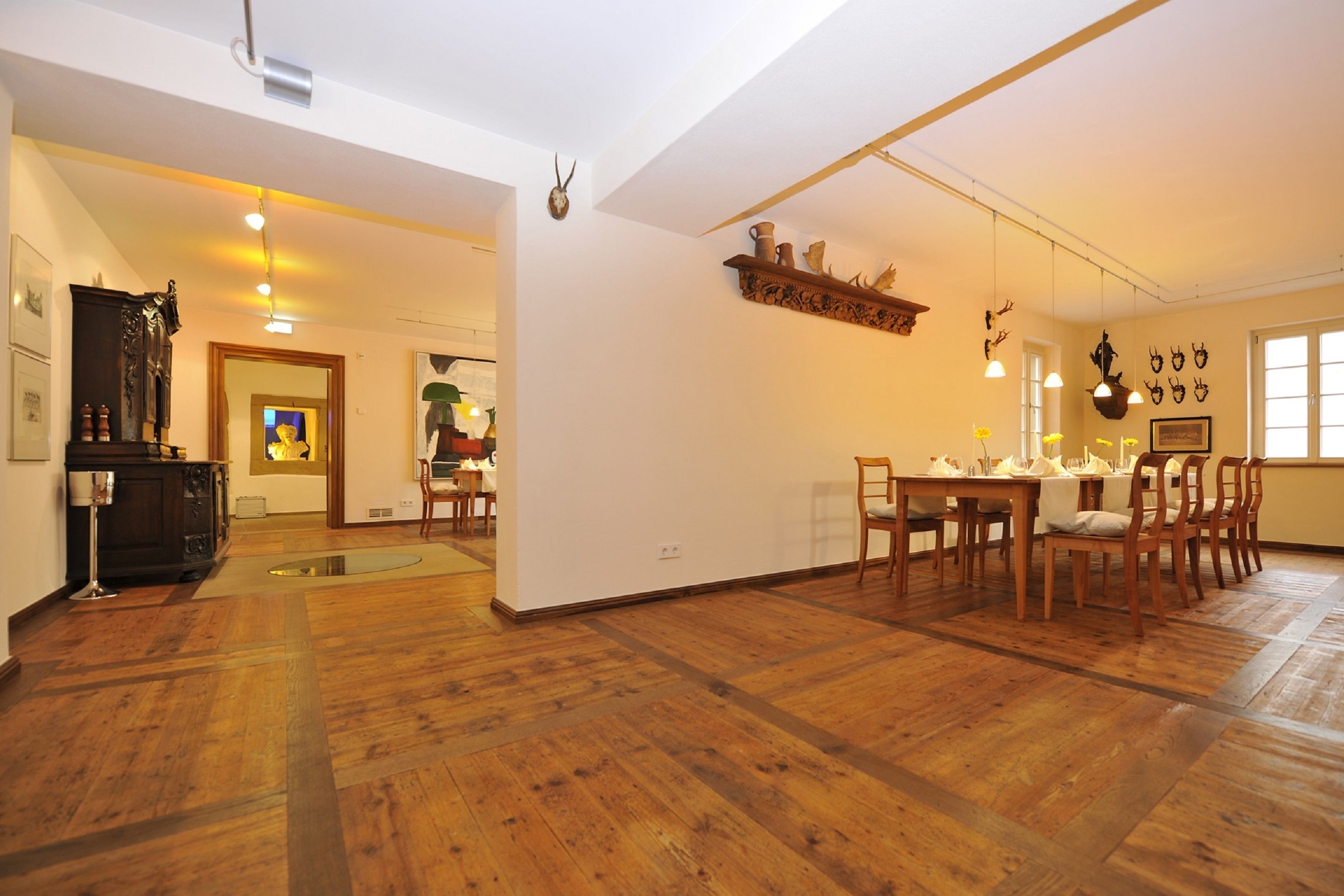 lunch and dinner served, international cuisine