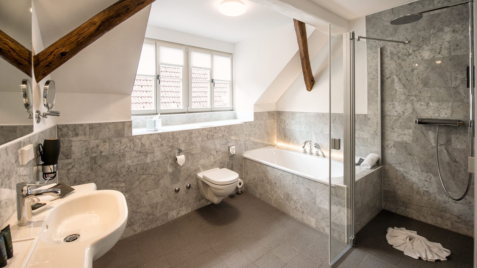 Junior-Suite, Stadtblick | Badezimmer | Dusche, Regendusche, kostenlose Toilettenartikel, Haartrockner