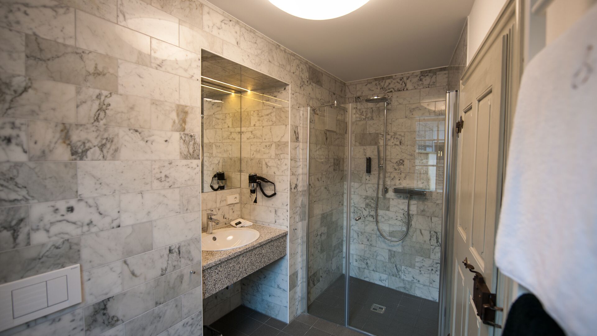 Comfort-Doppelzimmer | Badezimmer | Dusche, Regendusche, kostenlose Toilettenartikel, Haartrockner