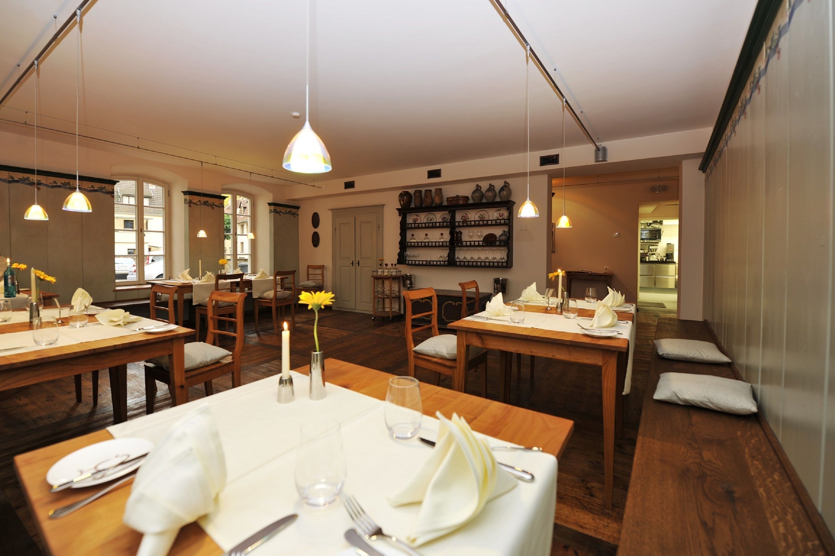 lunch and dinner served, international cuisine