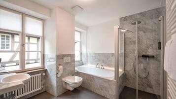 Junior Suite, City View | Bathroom