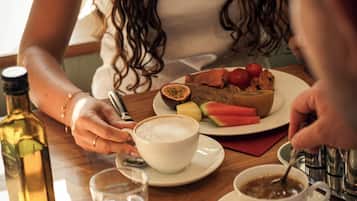 Bữa sáng buffet hàng ngày với phụ phí nhỏ
