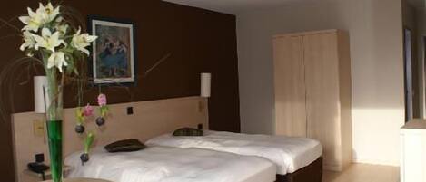 Cofres nos quartos, escrivaninha, Wi-Fi de cortesia