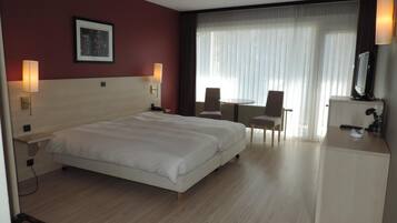 In-room safe, desk, free WiFi