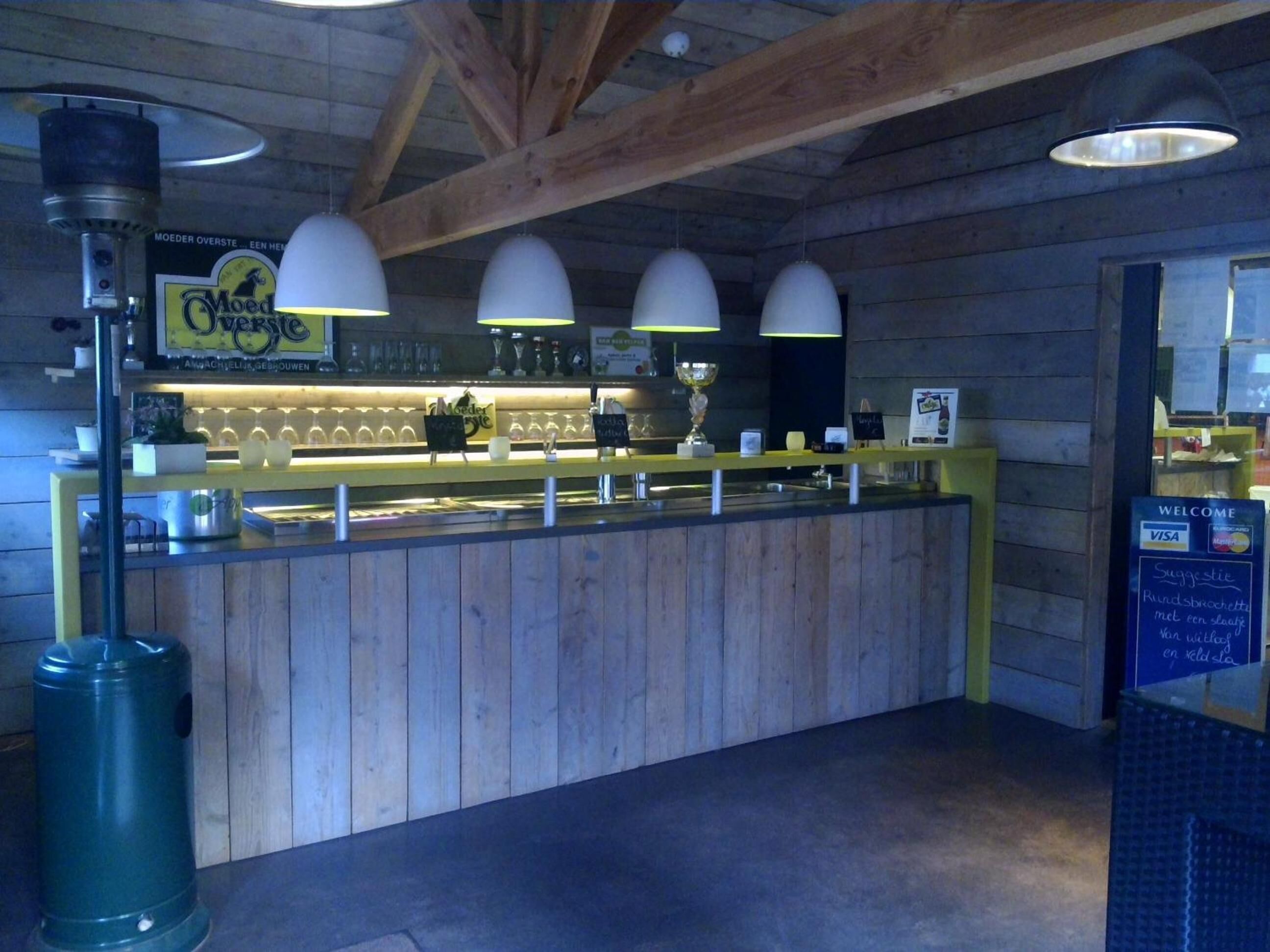 breakfast, lunch, dinner served; international cuisine