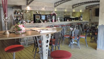 Breakfast, lunch, dinner served; international cuisine