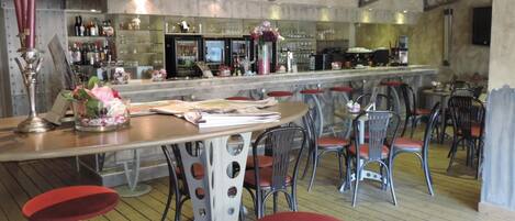 Breakfast, lunch, dinner served; international cuisine