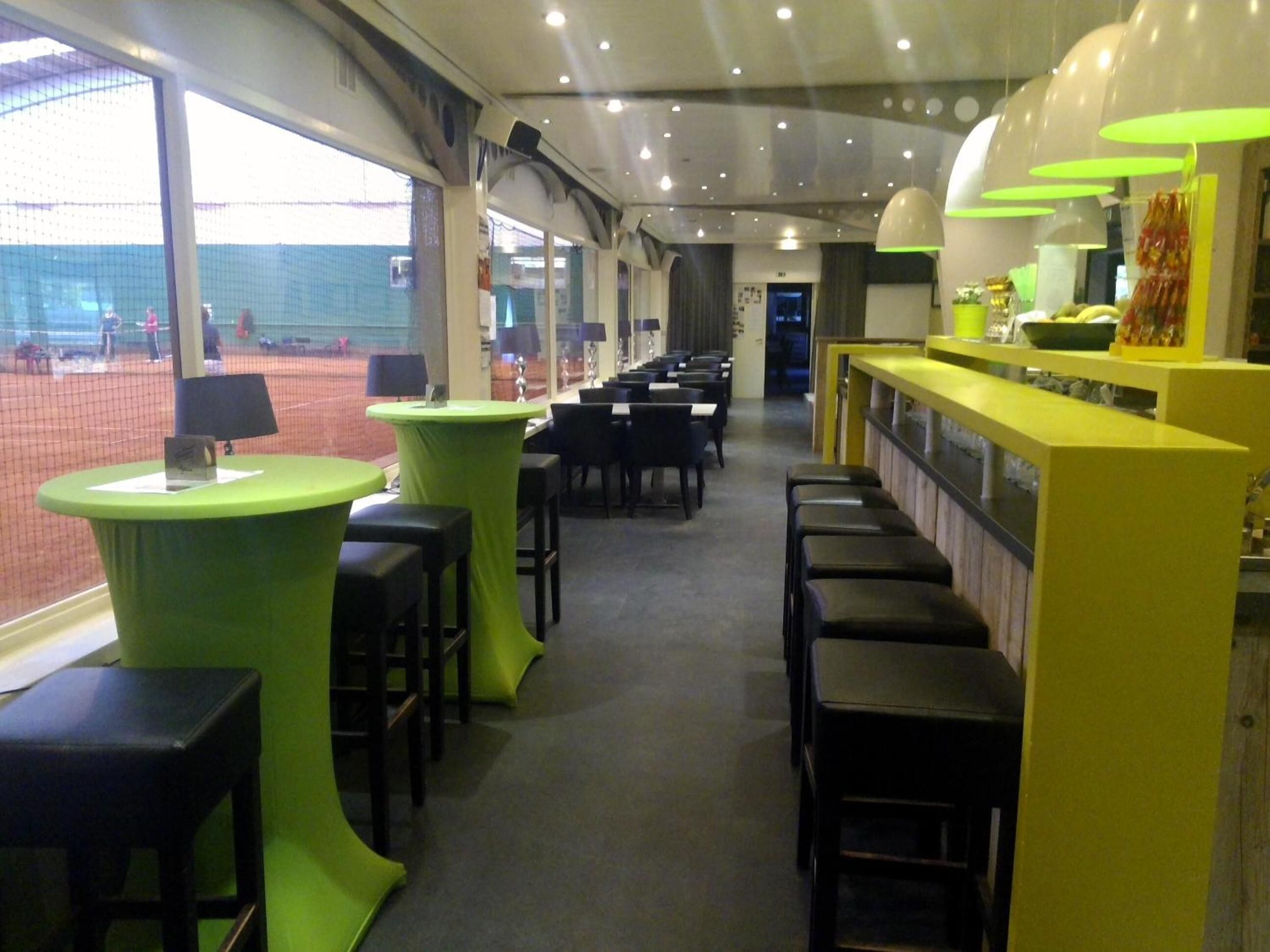 breakfast, lunch, dinner served; international cuisine