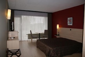 In-room safe, desk, free WiFi