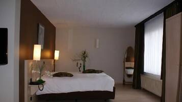 In-room safe, desk, free WiFi