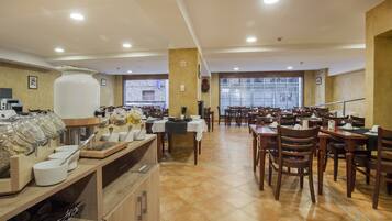 Se ofrece un desayuno bufé (10.50 EUR por persona)