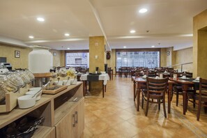 Petit déjeuner buffet (10.50 EUR par personne)