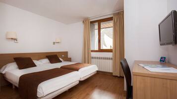 Een kluis op de kamer, een bureau, een laptopwerkplek