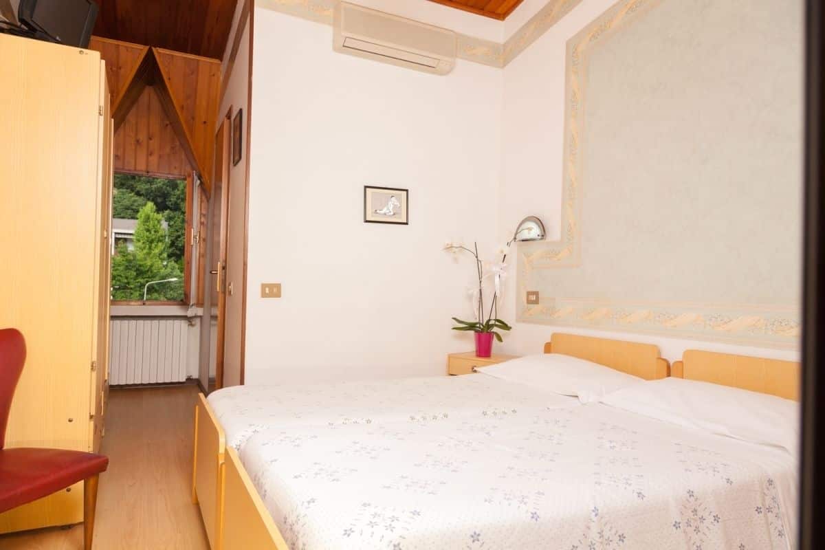 1 slaapkamer, een kluis op de kamer, een bureau, babybedden