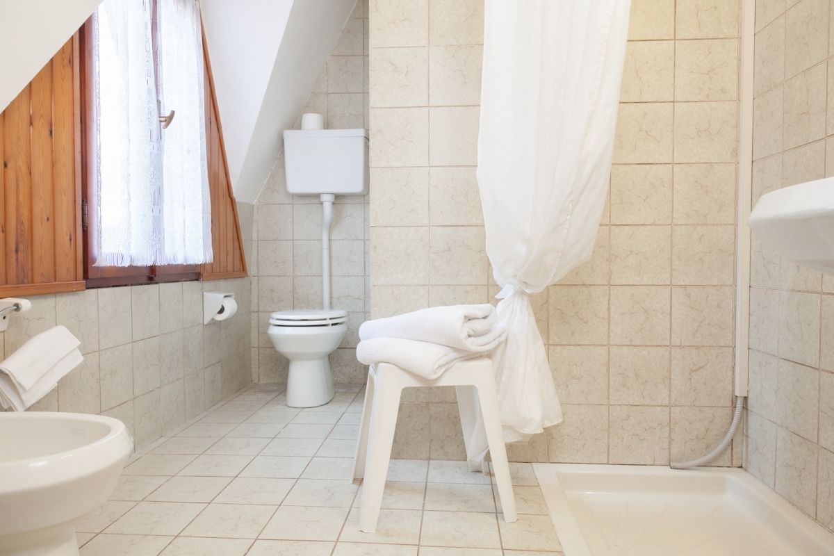 Un baño con inodoro, ducha y lavamanos.
