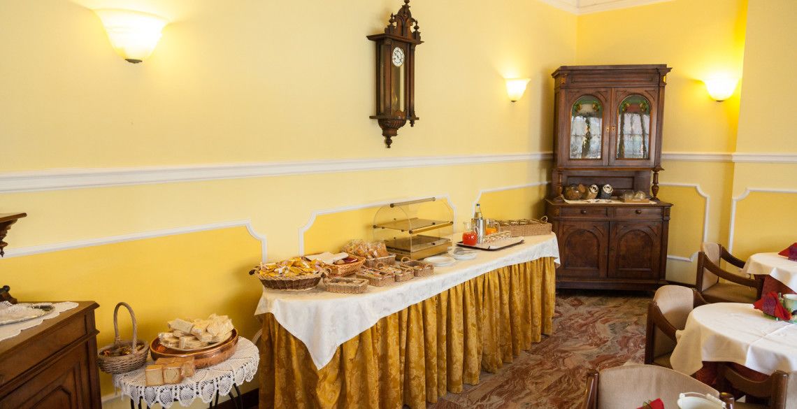 Ein Zimmer mit einem Buffet, Holzmöbeln und Wandleuchten.