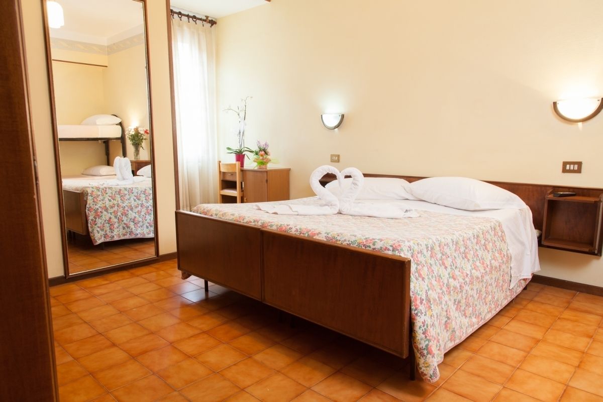 Værelse til 4 personer | Pengeskab på værelset, skrivebord, baby-/barnesenge (tillægsgebyr)