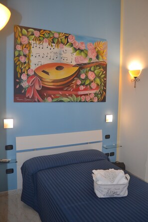 Escritorio, insonorización, wifi gratis y ropa de cama