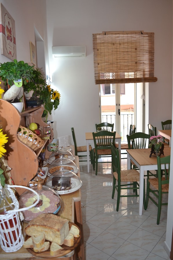 Esmorzar diari d'estil bufet gratuït