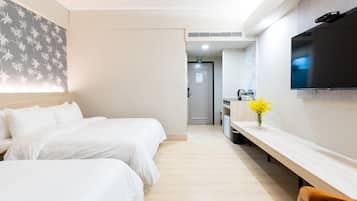 基础四人房, 2 张双人床 | 高档床上用品、记忆海绵床垫、办公桌、免费 WiFi