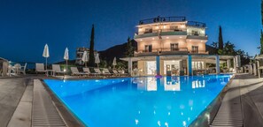 Outdoor pool, sun loungers - Aliki Hotel (Lefkada)