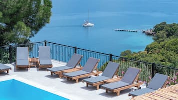 Piscine extérieure, chaises longues