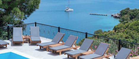 Piscine extérieure, chaises longues