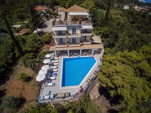 Outdoor pool, sun loungers - Aliki Hotel (Lefkada)