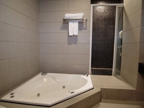 Articles de toilette gratuits, sĂšche-cheveux, chaussons, bidet