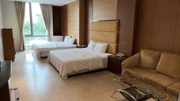 Business Quadruple Room (No garage) | 1 bedroom, down comforters, soundproofing, bed sheets