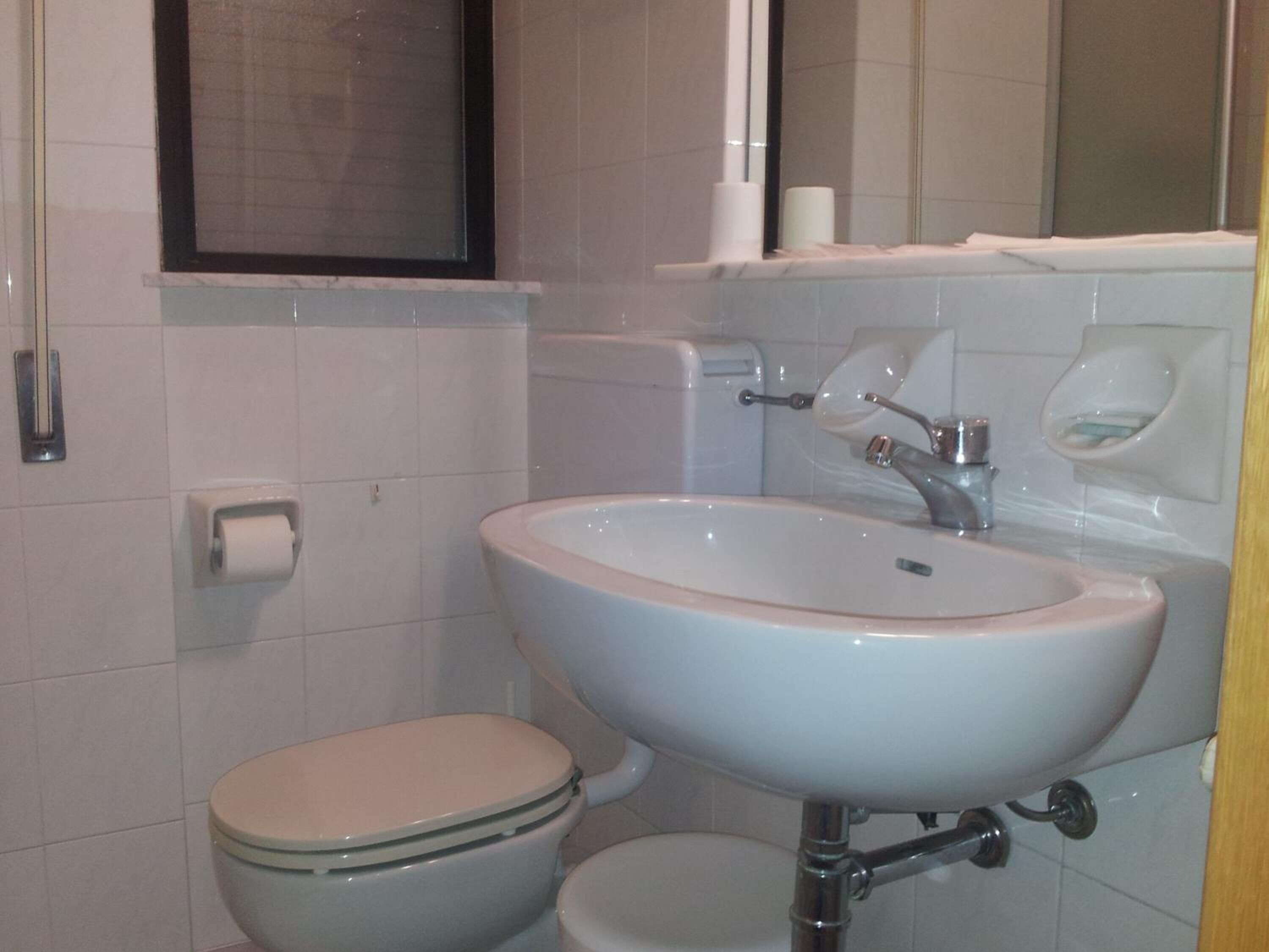 single room | bathroom | free toiletries, hair dryer, slippers, bidet