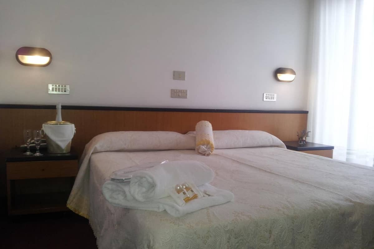 standard double or twin room, bathtub | minibar, in-room safe, desk, free wifi