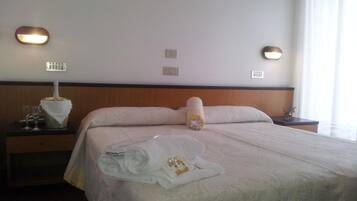 Standard-Doppel- oder -Zweibettzimmer, Badewanne | Minibar, Zimmersafe, Schreibtisch, kostenloses WLAN