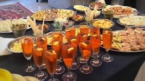 Een buffet met diverse gerechten en dranken.